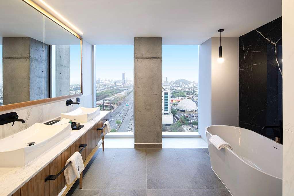 Galeria Plaza Monterrey Hotel Exterior photo Bathroom
