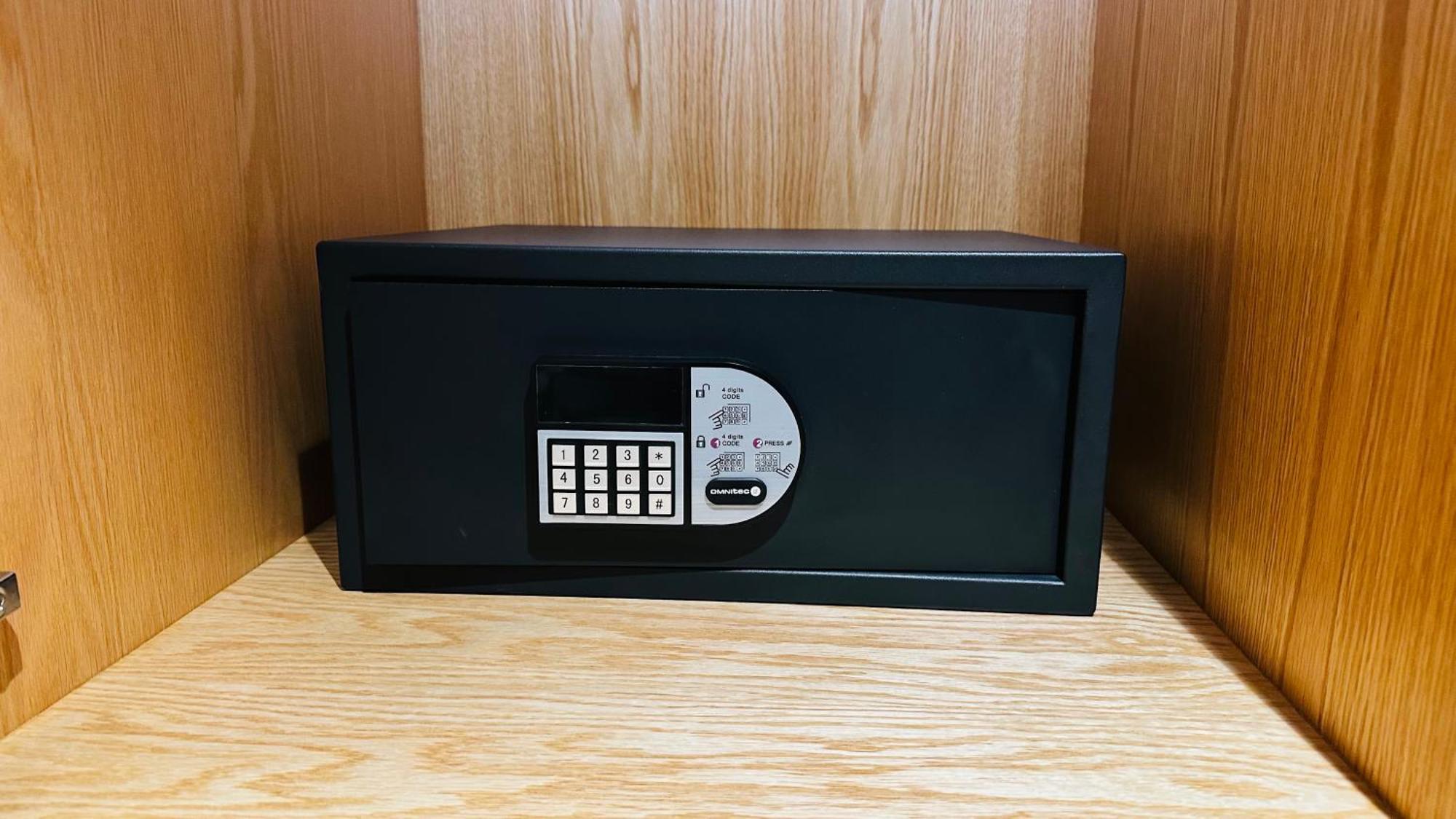 Galeria Plaza Monterrey Hotel Room photo A safe